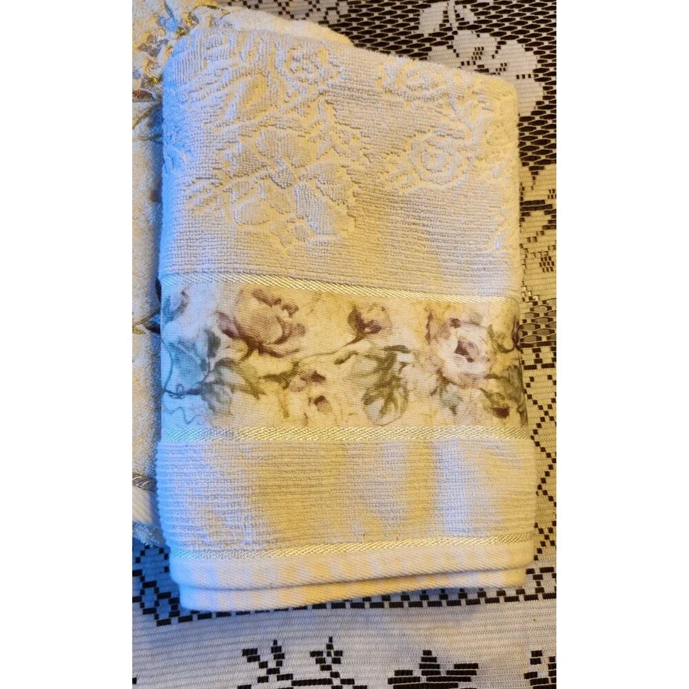 2 Croscill Vintage Elegant Bath Towels Rose And Darian Design READ For Sizes